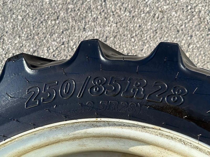 BKT Trinker Zwillingsräder 250/85R28