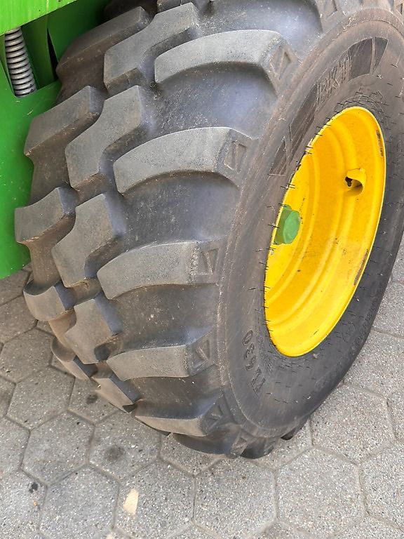 John Deere V461R