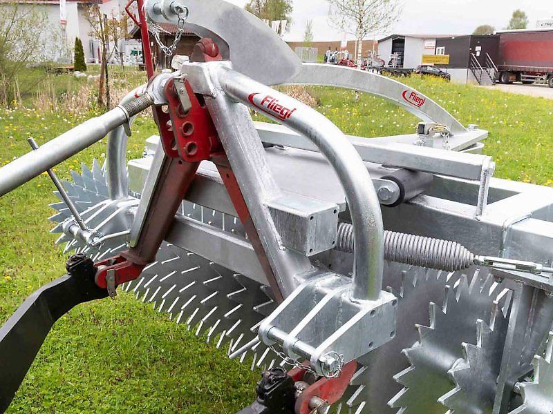 Fliegl Profiwalze 3,0m Frontpacker Lenkbock