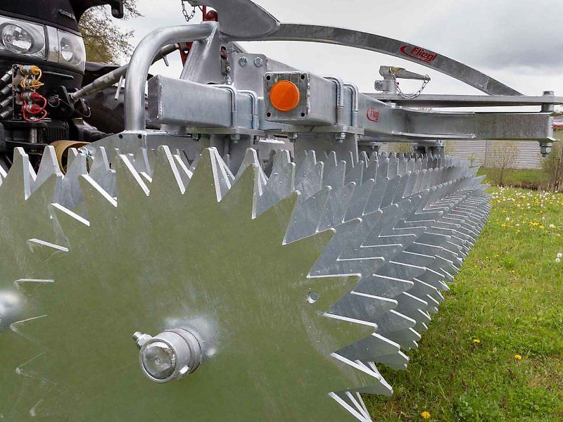 Fliegl Profiwalze 3,0m Frontpacker Lenkbock