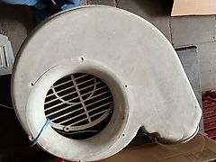 Kverneland Accord Gebläseghäuse (494196), leider nur zur Hälfte, mit Gitter und Reduzierstück (499846), Paketpreis