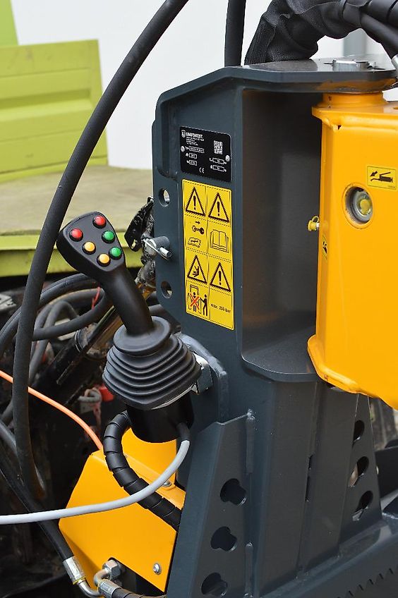 Uniforest Uniforest Scorpion Premium 3 Joy Rückezange mit Funkseilwinde