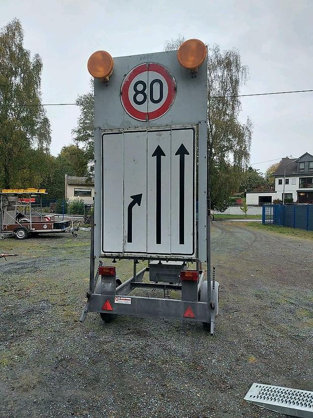 Nissen Verkehrsleittafel Verkehrsleitanhänger Verkehrssicherung