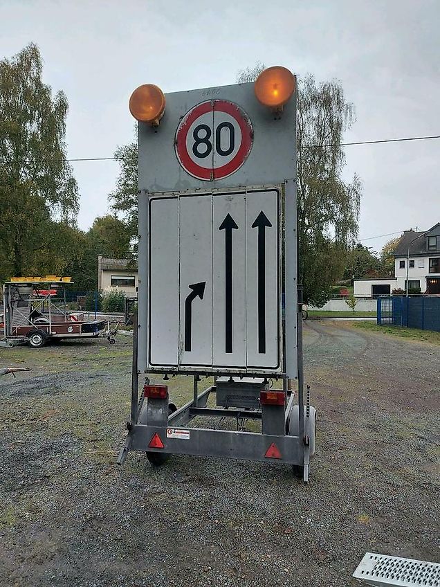 Nissen Verkehrsleittafel Verkehrsleitanhänger Verkehrssicherung