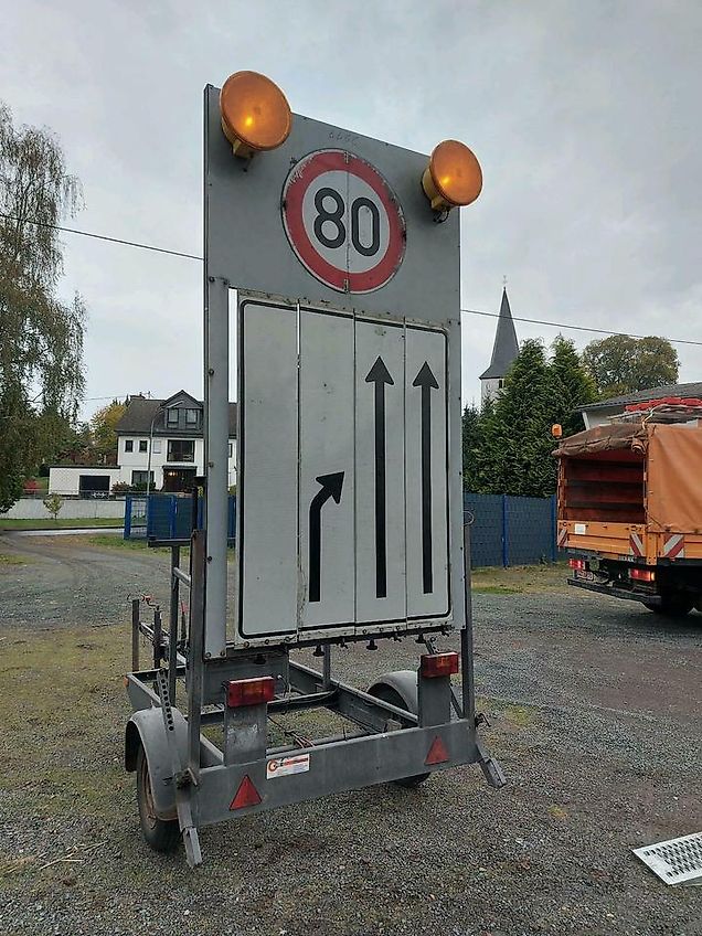 Nissen Verkehrsleittafel Verkehrsleitanhänger Verkehrssicherung