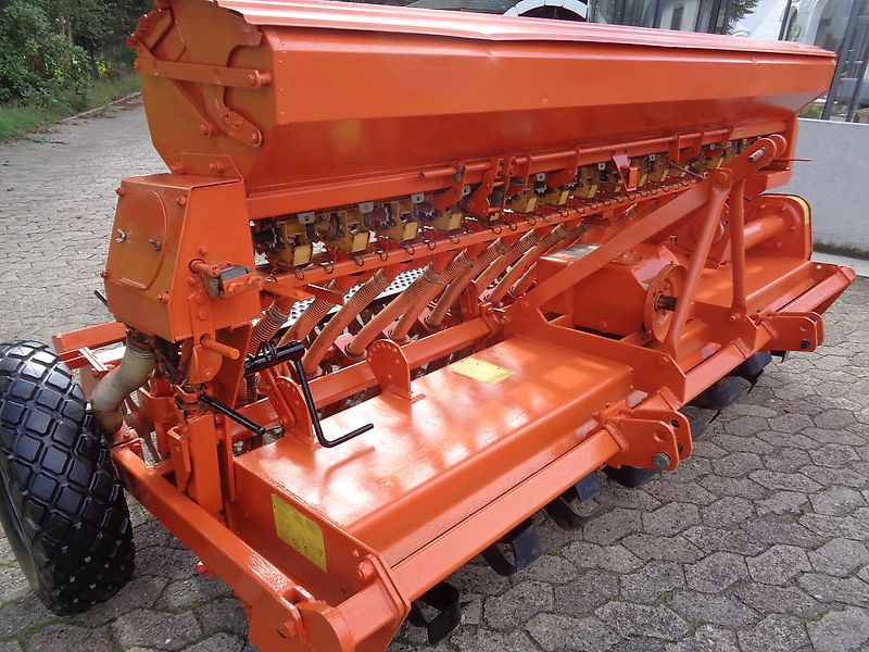 Howard Howard Sämavator 235 cm Arbeitsbreite in Topzustand Frässmesser 100 Prozent mit Pakerwalze ideal zur Direktsaat in Grünland & Ackerland mit Breitsaatausläufen bzw. engen Saatrillen