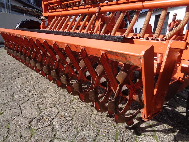 Howard Howard Sämavator 235 cm Arbeitsbreite in Topzustand Frässmesser 100 Prozent mit Pakerwalze ideal zur Direktsaat in Grünland & Ackerland mit Breitsaatausläufen bzw. engen Saatrillen