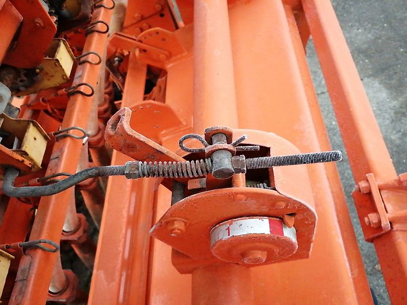 Howard Howard Sämavator 235 cm Arbeitsbreite in Topzustand Frässmesser 100 Prozent mit Pakerwalze ideal zur Direktsaat in Grünland & Ackerland mit Breitsaatausläufen bzw. engen Saatrillen