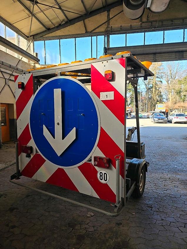 Nissen FAT LED Absperrtafel VZ616 Verkehrssicherungsanhänger Arbis Verkehrsleittafel Verkehrsleitanhänger Horizont GPS