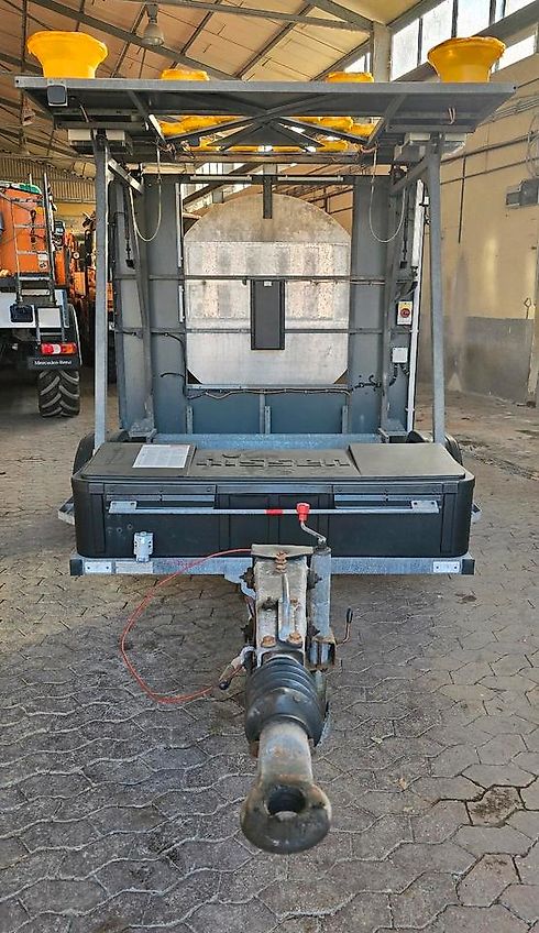 Nissen FAT LED Absperrtafel VZ616 Verkehrssicherungsanhänger Arbis Verkehrsleittafel Verkehrsleitanhänger Horizont GPS