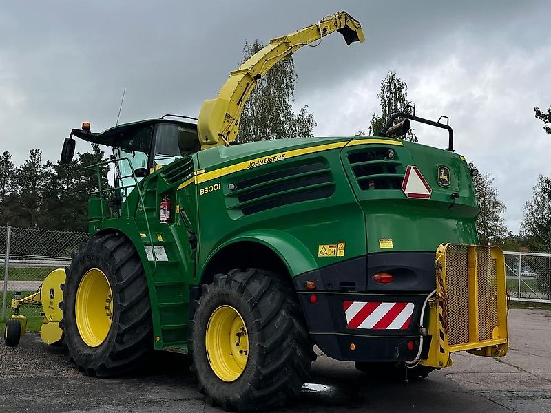 John Deere 8300