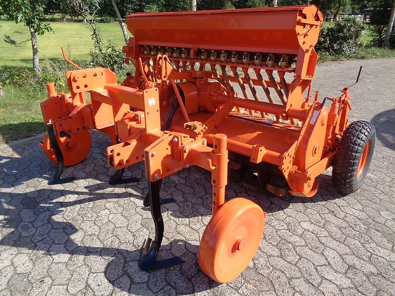 Howard Nachsaatgerät Howard Sämavator 235 cm Arbeitsbreite in Topzustand Frässmesser 54 mit Pakerwalze idea