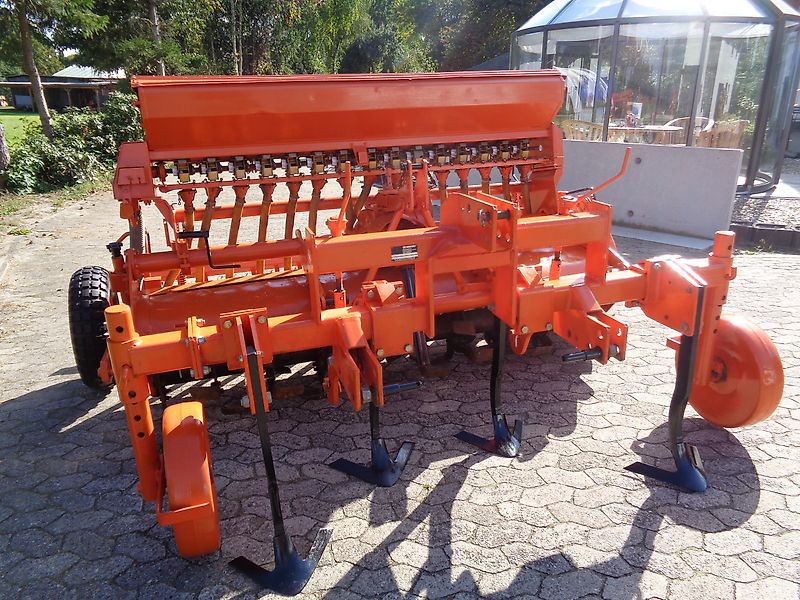 Howard Nachsaatgerät Howard Sämavator 235 cm Arbeitsbreite in Topzustand Frässmesser 54 mit Pakerwalze idea