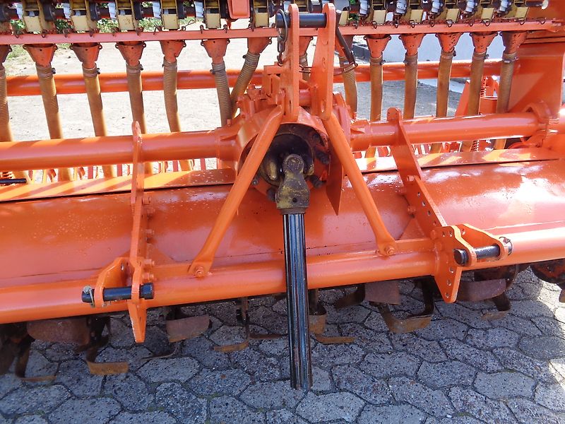 Howard Nachsaatgerät Howard Sämavator 235 cm Arbeitsbreite in Topzustand Frässmesser 54 mit Pakerwalze idea