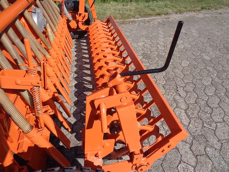 Howard Nachsaatgerät Howard Sämavator 235 cm Arbeitsbreite in Topzustand Frässmesser 54 mit Pakerwalze idea