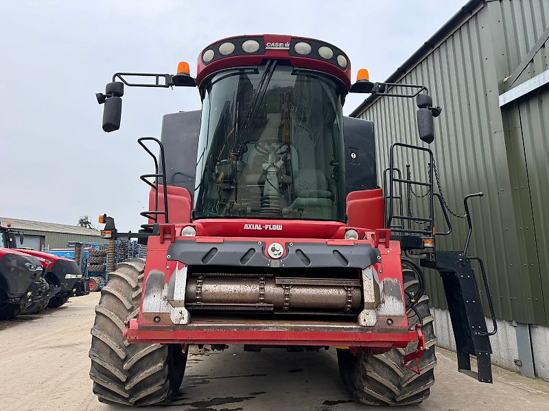 Case Axial Flow AFX 8010 c/w 30ft Header