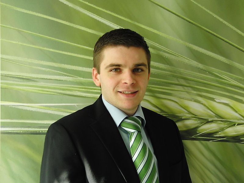 Yhteyshenkilö Herra Hermann Bangert