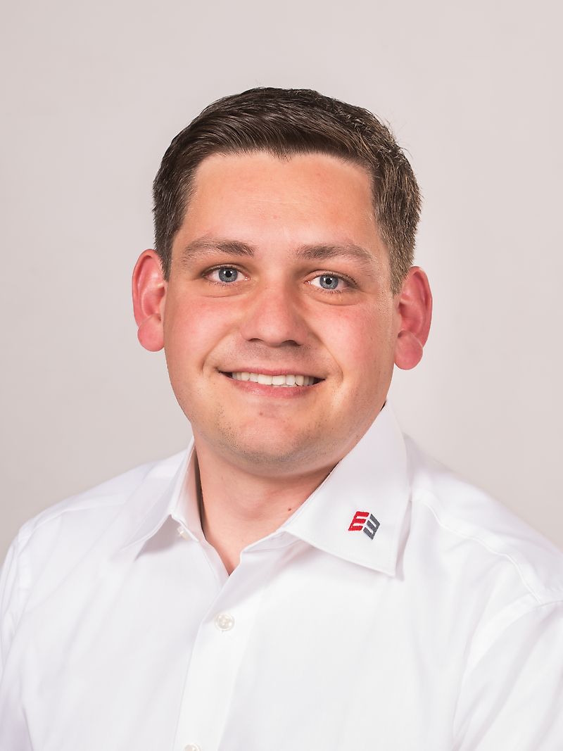 Yhteyshenkilö Herra Deniz Bremkamp