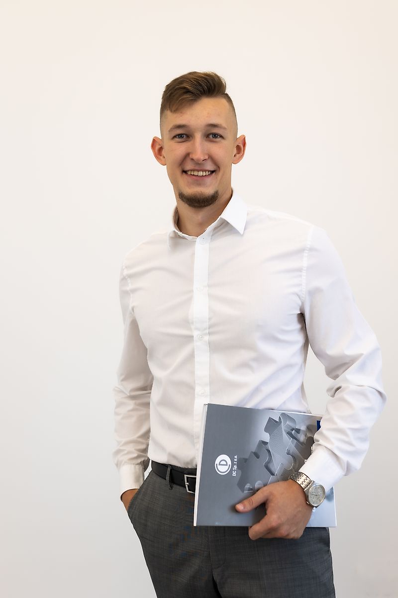Yhteyshenkilö Herra Adam Rogalski