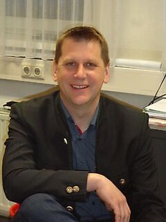 Yhteyshenkilö Herra Artur Mayr