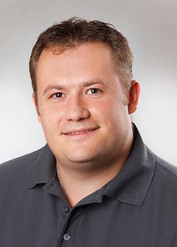 Yhteyshenkilö Herra Christopher Steimer